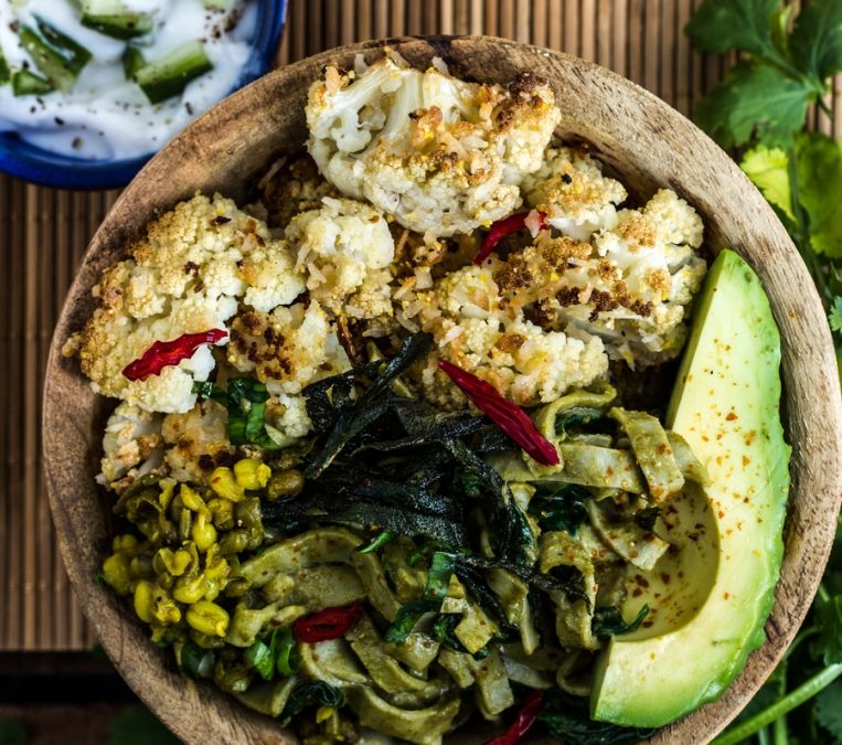 Ayurveda im Frühling: Mung-Bowl &amp; knuspriger Kokos-Mandel-Blumenkohl