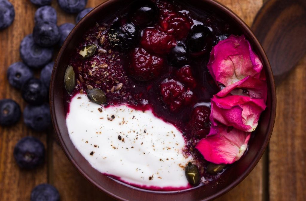 Gedünstete Beeren mit Saaten-Crunch und Vanillejoghurt - Verena Becker
