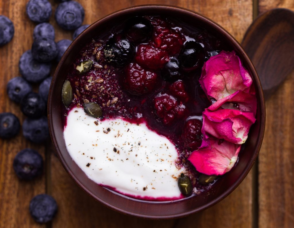 Gedünstete Beeren mit Saaten-Crunch und Vanillejoghurt - Verena Becker