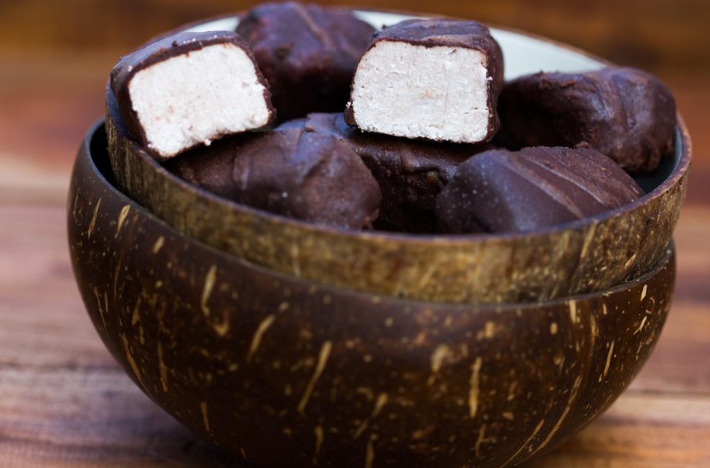 Kokos im Ayurveda und Rezept für kühlende vegane Bounty Bars