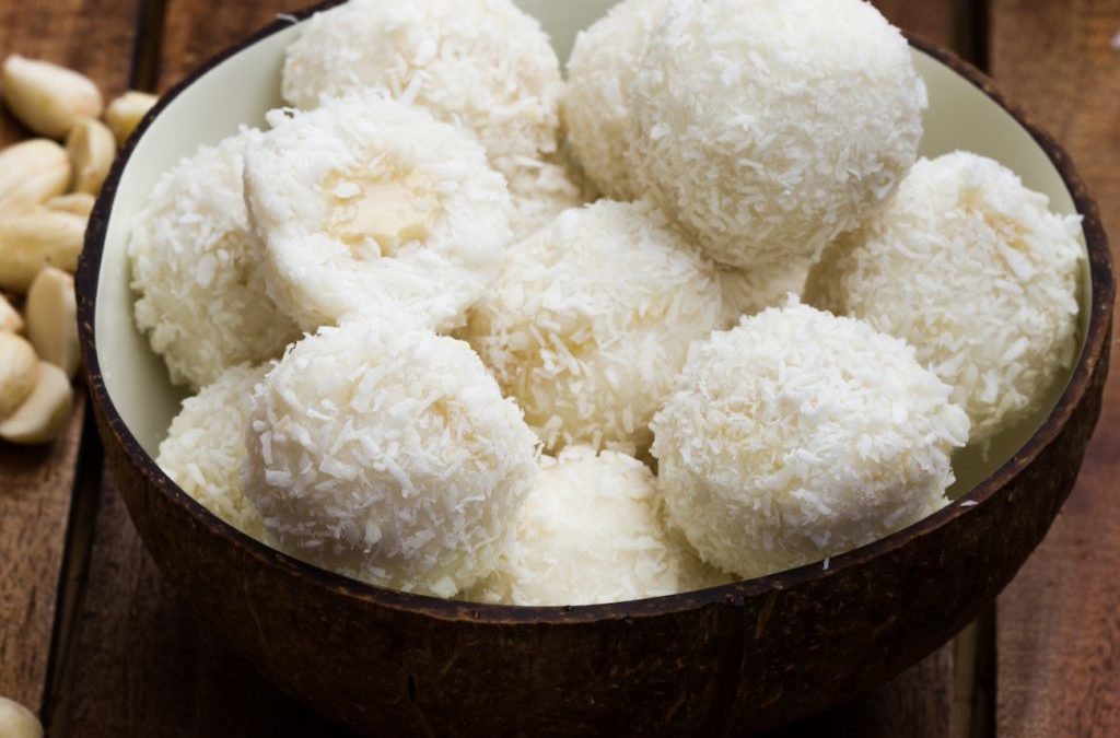Ayurveda-Snack im Sommer: Vegane Kokosbällchen mit Kokosmandelcreme